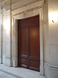 FAUX BOIS : Dans un immeuble haussmannien, réalisation de doubles portes palières en imitation chêne foncé d’un effet doux, hyper réaliste et élégant.