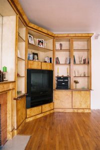 FAUX BOIS : sur une bibliothèque de style Art Déco, composition de loupe d'Orme et filets d'ébène