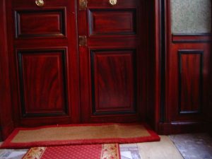 FAUX BOIS : dans l'escalier d'un immeuble haussmannien de standing, restitution du décor Napoléon III, composition d'acajou moiré et de moulures en ébène, Détail.