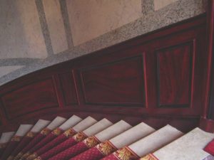 FAUX BOIS : dans l'escalier d'un immeuble haussmannien de standing, restitution du décor Napoléon III, composition d'acajou moiré et de moulures en ébène, Détail.
