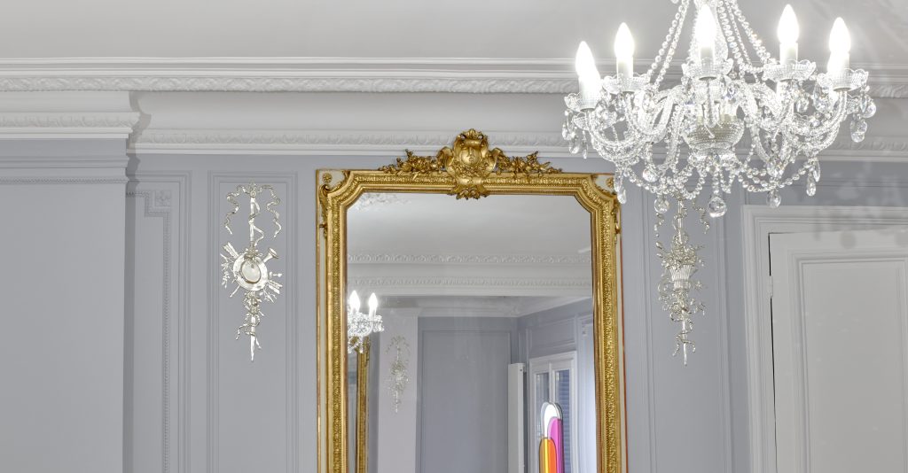 Dorure à la feuille, restauration d'un miroir