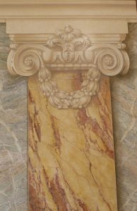 TROMPE L'OEIL : Pilastre en imitation de Brèche de Serravezza, chapiteau en pierre et détail des champs en Vert Campan
