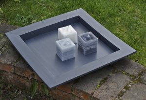 OBJET PEINT : réalisation de décor de matières naturelles et nobles sur des objets courants : imitation ardoise sur un plateau présentoir.