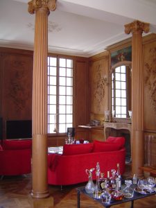 Colonnes en faux chêne et boiseries