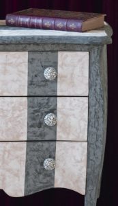 Meuble peint : décor de stucco pour cette commode, les boutons des tiroirs sont en coquille d'oeuf