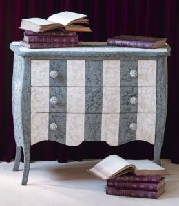Meuble peint : décor de stucco pour cette commode, les boutons des tiroirs sont en coquille d'oeuf