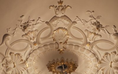 Décors dorés sur les motifs de corniches et rosaces