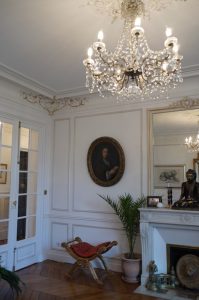 DECOR PEINT : réalisation, selon la demande, de décors de rehauts dorés sur certains des beaux motifs d'angle des corniches et de la rosace au plafond d'un appartement Haussmannien
