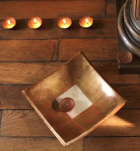 OBJET PEINT : réalisation de décor de matières nobles sur des objets courants : imitation de dorure à la feuille sur un plat carré.