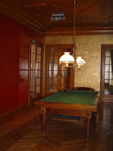 Décor mural en feuilles d'or et plafond en faux bois