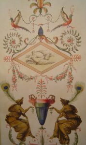 TROMPE L’OEIL : Décor d’ornementation de ‘grotesque’ ou ‘arabesque’ inspiré de papiers peints de style néoclassique Directoire. Détail.