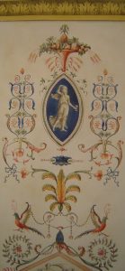 TROMPE L’OEIL : Décor d’ornementation de ‘grotesque’ ou ‘arabesque’ inspiré de papiers peints de style néoclassique Directoire. Détail.