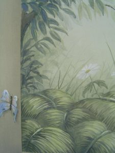 TROMPE L'OEIL : dans une véranda, décor peint d'une ouverture sur un jardin, au ciel bleu,, avec deux oiseaux. Détail.