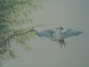 TROMPE L'OEIL : dans une véranda, décor peint d'une ouverture sur un jardin, au ciel bleu,, avec deux oiseaux. Détail.