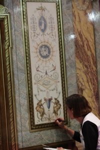 Joëlle Godefroid et son panneau de Meilleur Ouvrier de France