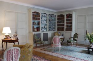 MEUBLE PEINT : décor des murs et du vaisselier de salle à manger, composé de 3 tons de patine bleu-vert et blanc cassé, avec un ton bleu céladon à l'intérieur assorti au ton du tapis, afin de mettre en valeur les cuirs des livres anciens et les jolies vaisselles.