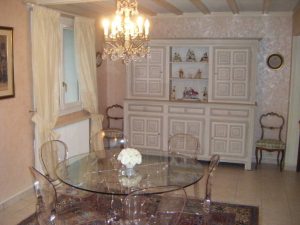 MEUBLE PEINT : décor du buffet de salle à manger, composé de patines de ton lin et blanc cassé.