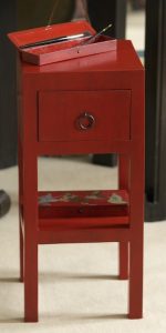 MEUBLE PEINT: sur un petit chevet à tiroir, patine imitation laque chinoise.