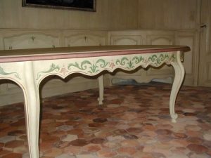 DECOR PEINT : Sur les murs et mobiliers d'une salle à manger provençale, décor de patines blondes, filets ocres et motifs en arabesque de feuillages et de fleurs.