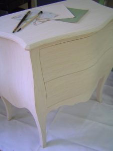 MEUBLE PEINT : décor de commode, composé de patines de ton blanc cassé striée.