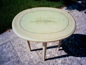 MEUBLE PEINT : sur une petite table volante, décor de paysage provençal cerné d'un filet vert, sur patines de 2 tons composition
