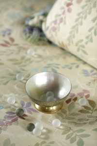 OBJET PEINT : réalisation de décor de matières naturelles et nobles sur des objets courants : imitation de nacre à l'intérieur d'une coupe en bronze ouvragé