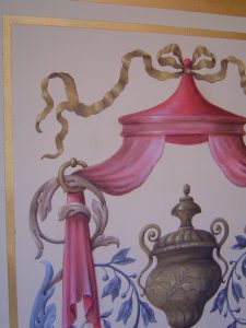 DECOR PEINT : Composition en panneautages de grotesque encadrée de filets dorés, inspirée des décors peints du XVIIe siècle. Détail.