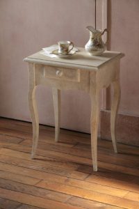 OBJET PEINT : réalisation de décor de matières naturelles et nobles sur des objets courants : imitation de Parchemin sur un petit guéridon.