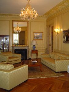 DECOR PEINT : dans un salon décor classique composé de patine de ton paille