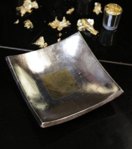 OBJET PEINT : réalisation de décor de matières nobles sur des objets courants : dorure à la feuille sur un plat carré.