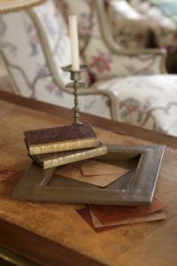 OBJET PEINT : réalisation de décor de matières naturelles et nobles sur des objets courants : imitation de Cuir sur un plateau présentoir.