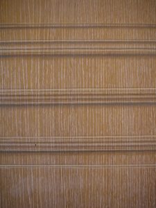 FAUSSE MOULURE : détail de réalisation de fausses moulure sur une imitation chêne - copie des boiseries des portes sur une porte coulissante.