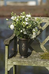 OBJET PEINT : réalisation de décor de matières naturelles et nobles sur des objets courants : imitation de bronze oxydé sur un vase.