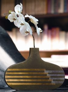 OBJET PEINT : réalisation de décor de matières nobles sur des objets courants : imitation de bronze oxydé et reprise d'un décor de style Art Déco en dorure à la feuille sur un beau vase.