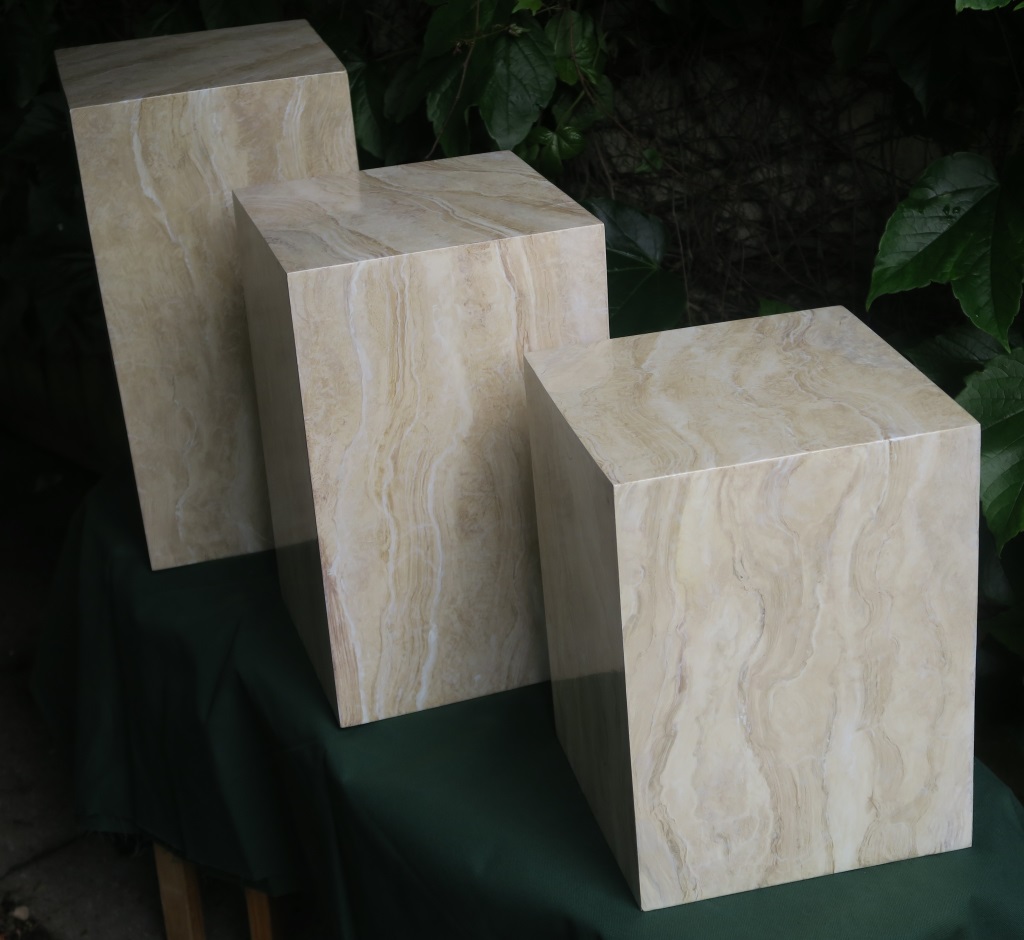 FAUX MARBRE : Réalisation en atelier de socles en imitation du marbre Galaxy pour des socles de plantes à poser sur le carrelage vert d'une maison contemporaine.