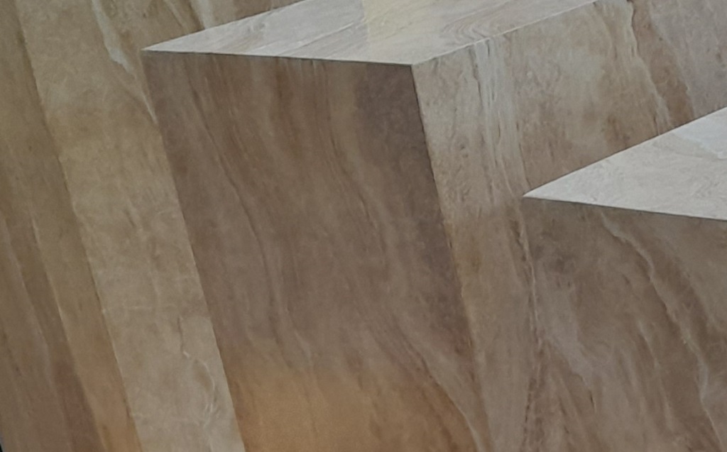 FAUX MARBRE : Réalisation en atelier de socles en imitation du marbre Galaxy pour des socles de plantes à poser sur le carrelage vert d'une maison contemporaine. Détail.