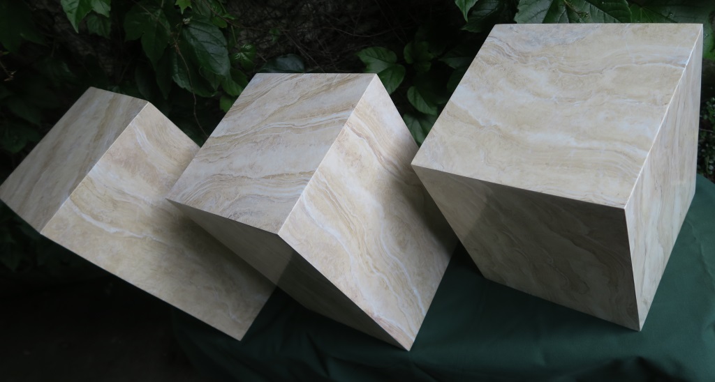 FAUX MARBRE : Réalisation en atelier de socles en imitation du marbre Galaxy pour des socles de plantes à poser sur le carrelage vert d'une maison contemporaine.