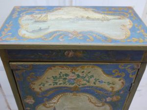 Restauration de petite armoire de chevet, un meuble peint de style baroque vénitien.