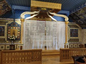Sur l'autel et les colonnes d'une chapelle basque, réalisation de restauration et réalisation de faux marbre en technique modeste