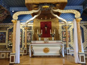Sur l'autel et les colonnes d'une chapelle basque, réalisation de restauration et réalisation de faux marbre en technique modeste