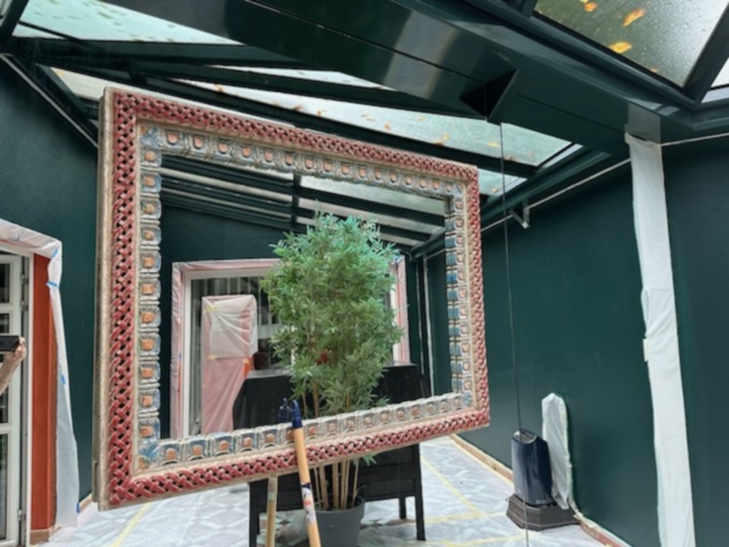 Réfection du décor de cadre de miroir suite à réfection des peintures des murs - avant intervention