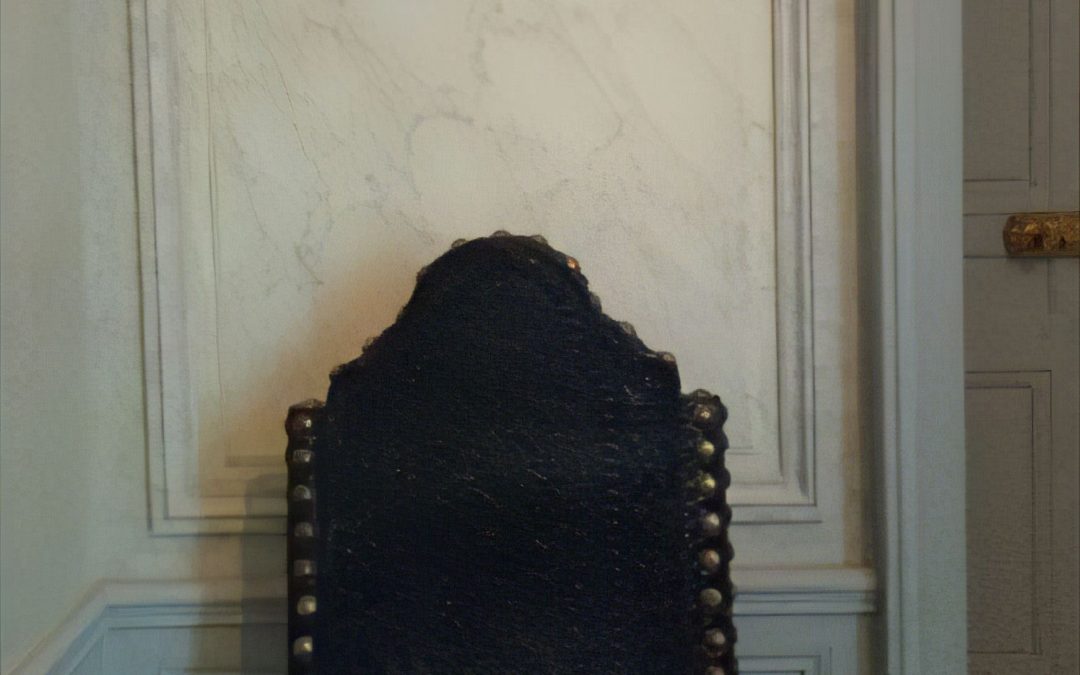 FAUX MARBRE : Dans une entrée, détail d’une composition de marbres blanc veiné et gris sur les champs et les soubassements.