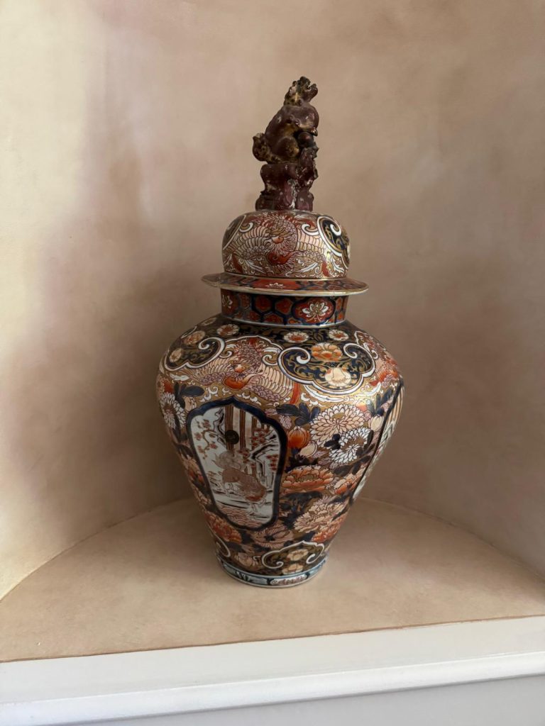 Décor peint d'une bastide provençale