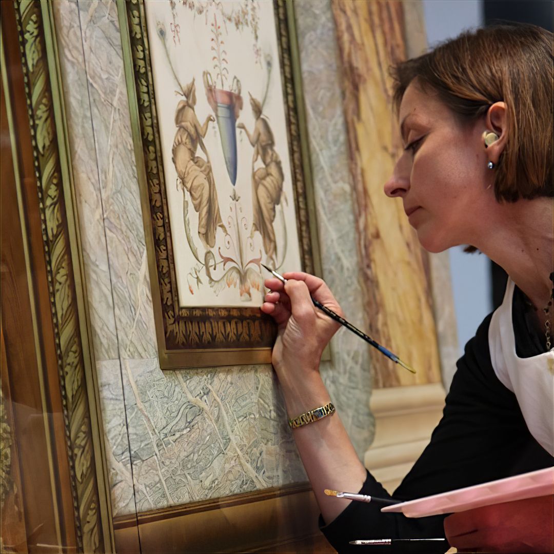 JOËLLE GODEFROID MEILLEUR OUVRIER DE FRANCE : panneau de concours, décors d'immeuble parisien de style Néoclassique, avec Faux bois, faux marbres, fausses moulures et imitation de grotesque sur papier peint.