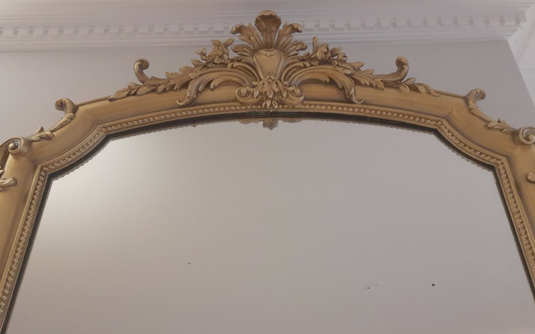 Décor de trumeau doré et patiné