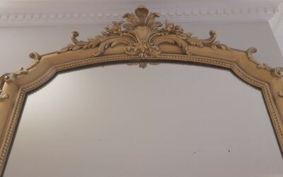 Décor de trumeau doré et patiné