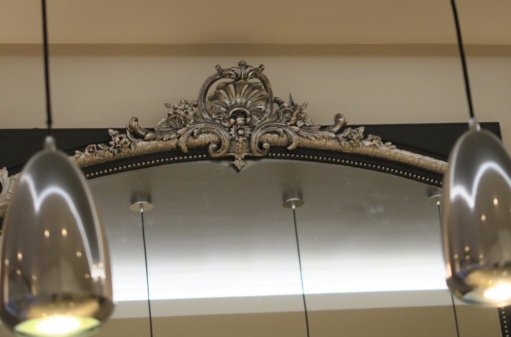 Décor peint argenté sur cadres et cheminées