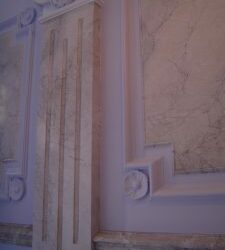 Imitation de marbre dans une entrée d’immeuble parisien