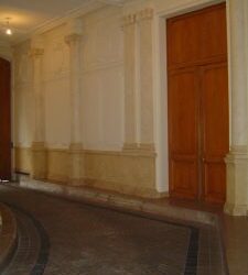 DECOR CLASSIQUE DANS UN VESTIBULE HAUSSMANNIEN